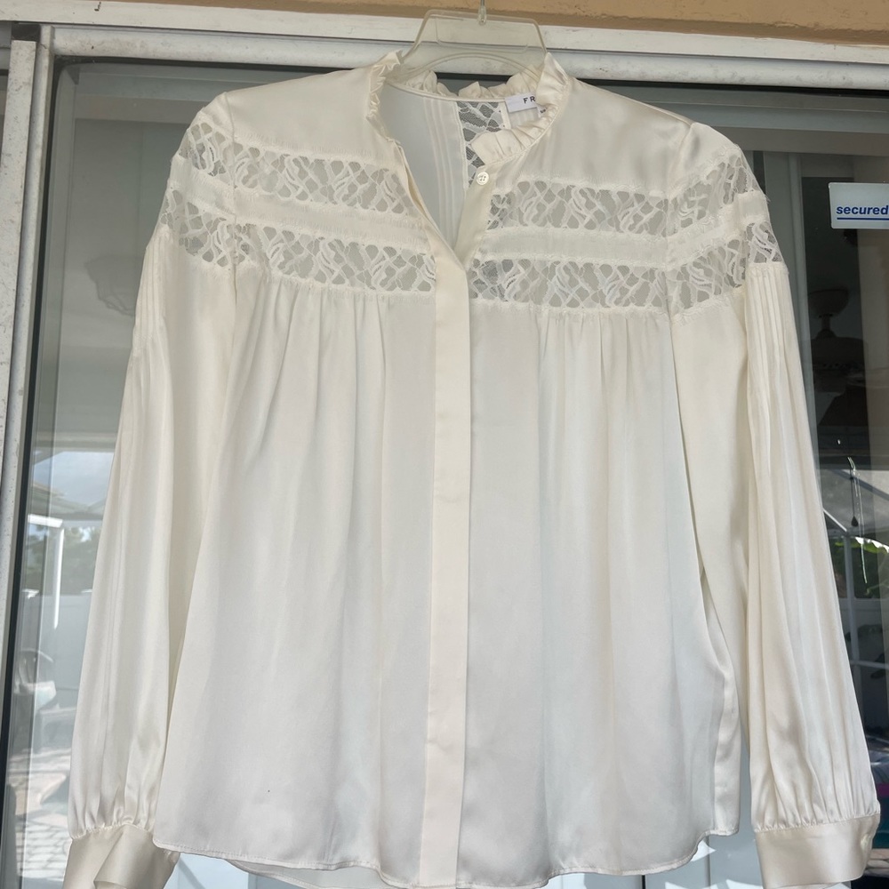 Frame silk womens elegant top.  Size S/P.  Off white is the color